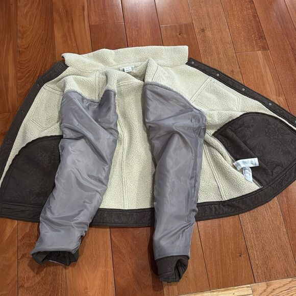 Ariat Trucker Women’s Embossed Softshell Cream Sherpa Lined Jacket Size M - Picture 8 of 12